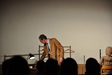 Michael Grunert mit "Schlachter-Tango" im Burgsaal der Wewelsburg